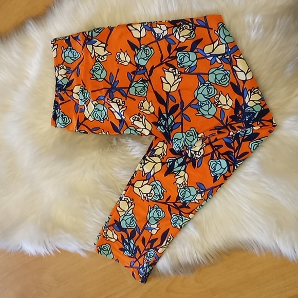 LulaRoe Rose 🌹 Printed Leggings- T&C-#1557+ - Picture 7 of 10